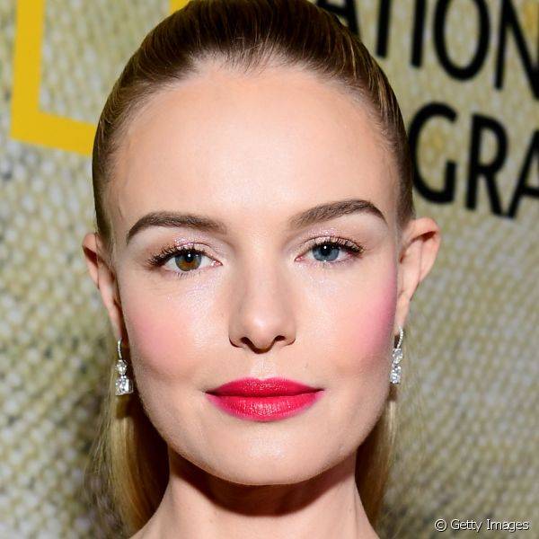 O batom rosa melancia deixou a maquiagem de Kate Bosworth com um toque mais descontra?do (Foto: Getty Images)